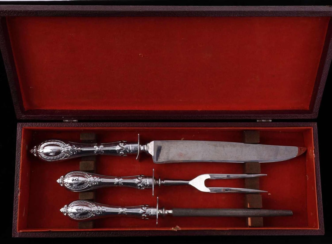 WWII GERMAN THIRD REICH HERMANN GOERING MEAT SET: A meat set bearing the family crest of Hermann Goering. In a case. Unauthenticated, sold as is.