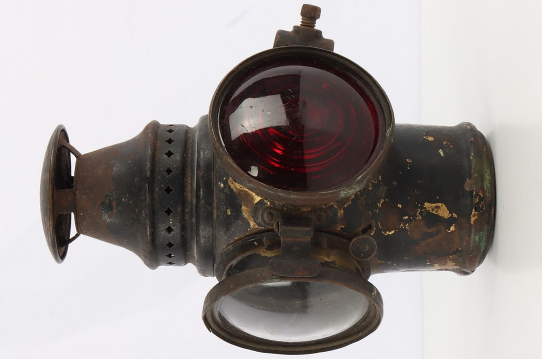 ANTIQUE ADLAKE BUGGY LANTERN RED AND GREEN GLASS: It measures 8 1/8 X 4 3/4 inches. Very good condition.