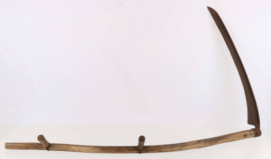 VINTAGE SCYTHE KELLY WEST VIRGINIA TRUETEMPER: 32.5-inch blade, 56-inch handle (measured along curve.) Blade is stamped 'Kelly WV TrueTemper.' Oxidized. Good, original condition. This lot has a reserve.