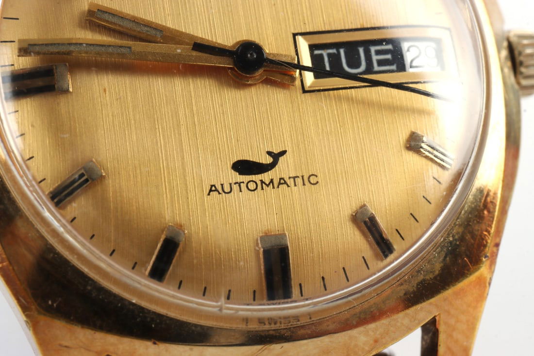 MENS BULOVA AUTOMATIC SEA KING WRIST WATCH: Sea King Whale with rare day date. Heavy gold filled. Starts and holds time. Case measures 32mm. Includes adjustable wristband. This lot has a reserve.