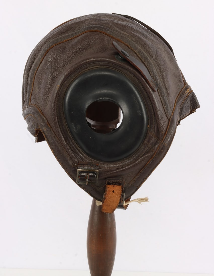 WWII US ARMY AIR FORCE PILOT LEATHER CAP: Size is large. Very good condition.