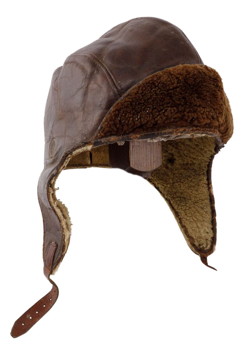 WWII U.S. LEATHER AVIATOR HELMET: Very good original condition, not tagged, small size, chin strap buckle is missing as is its strap.