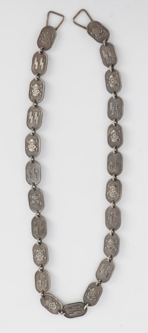 WWII GERMAN REICH SS GORGET CHAIN: Alternating skull and SS rune pattern. Very good condition. This lot has a reserve.