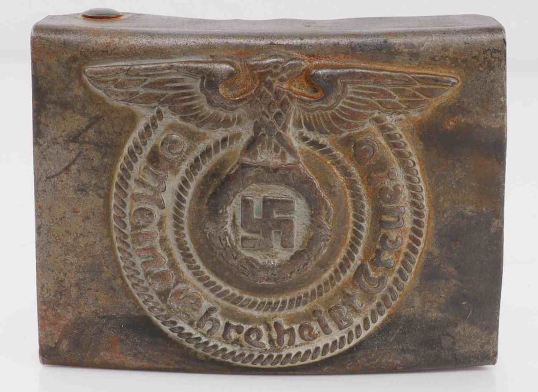 WWII GERMAN REICH SS ENLISTED MAN BELT BUCKLE: A belt buckle for the Waffen-SS. Three piece construction. Magnetic. Very good, original condition. This lot has a reserve.