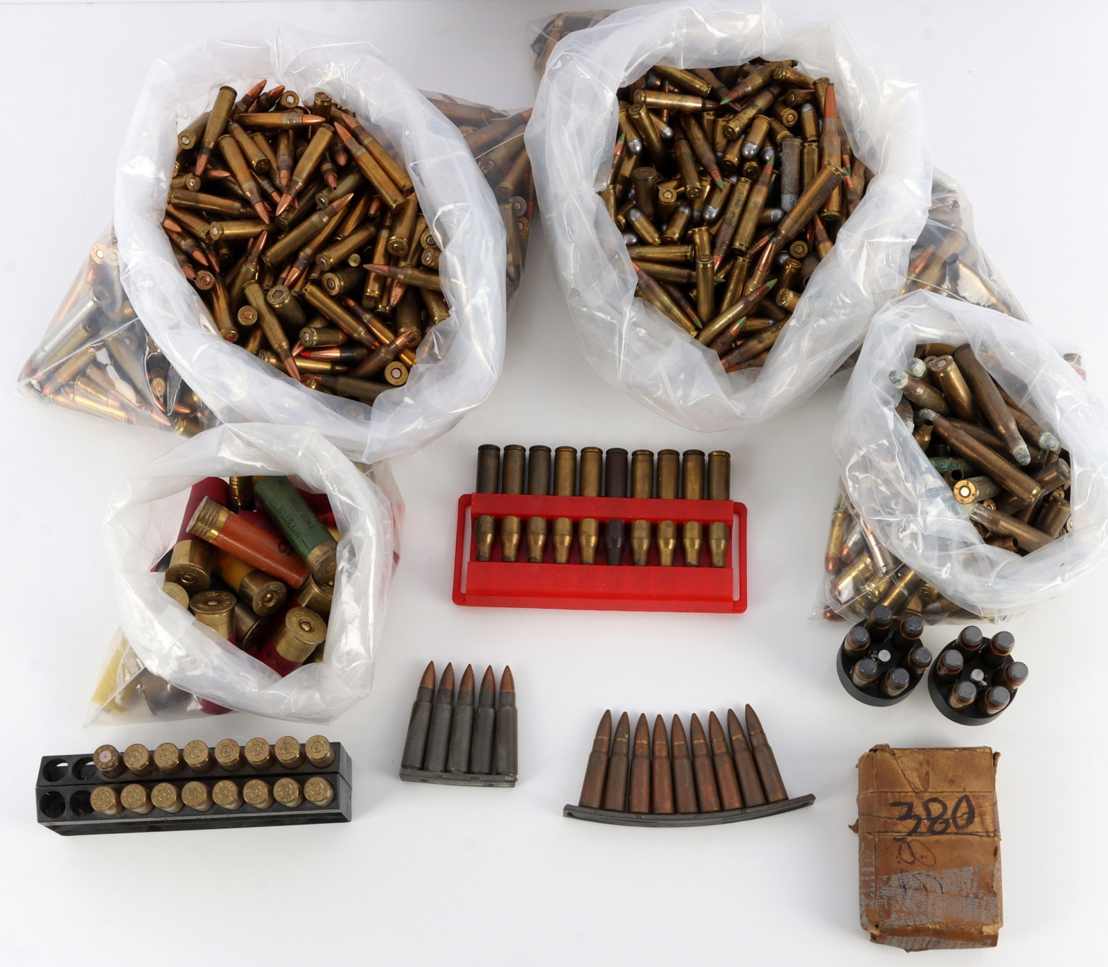 44+ POUNDS LOOSE MIXED CALIBER RIFLE & PISTOL AMMO: Lot of more than 44 pounds loose, mixed caliber ammunition and brass cases. Many different calibers, new production as well as antique cartridges. Sold as-is. No international shipping.