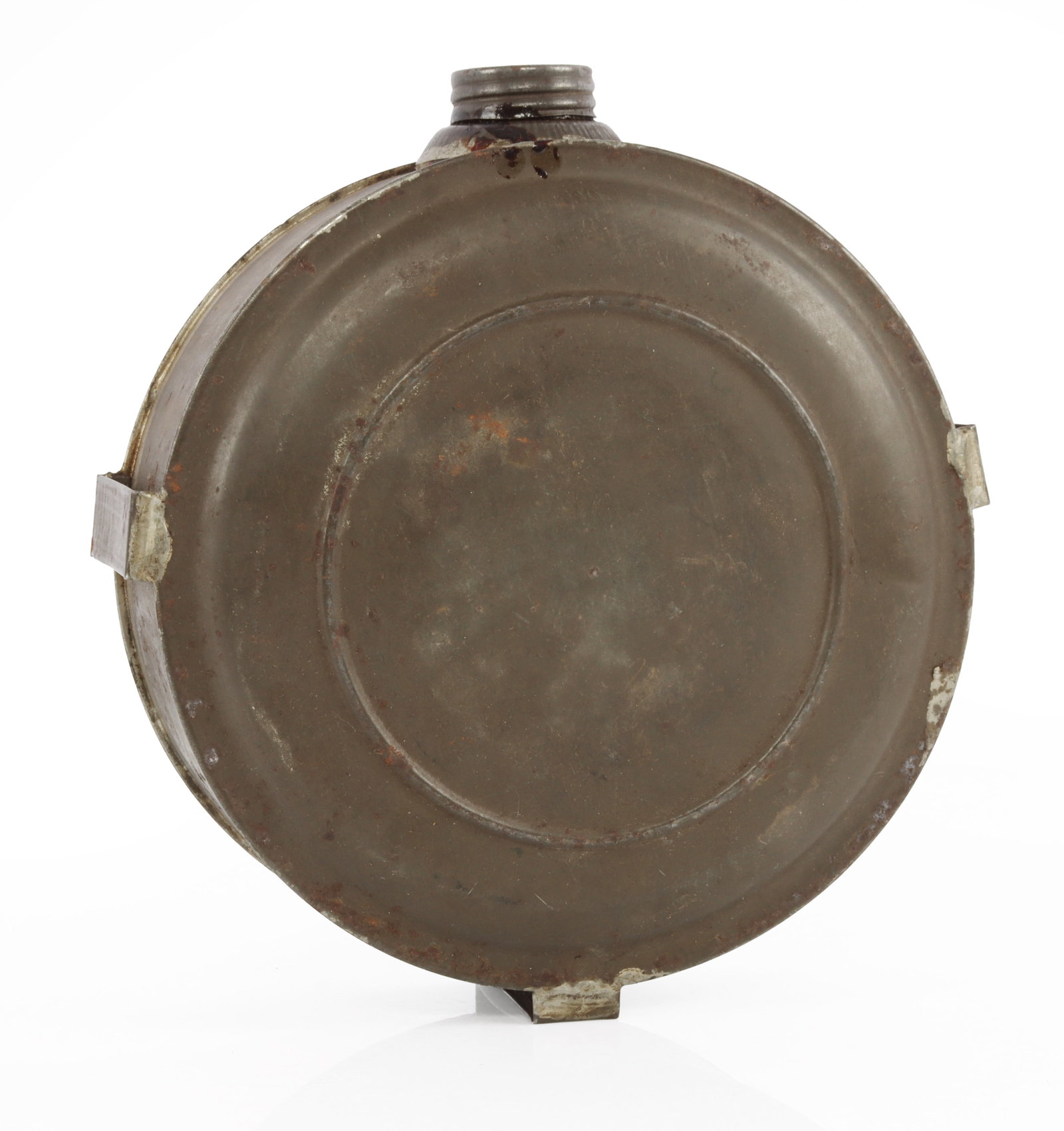 US CIVIL WAR CONFEDERATE TIN CANTEEN: A Confederate canteen from the US Civil War. Three mounts with post-production modified screw cap. 6.5 inch diameter, 2 inch thickness. Very good, original condition. Origin: Civil War & Indian Wars
