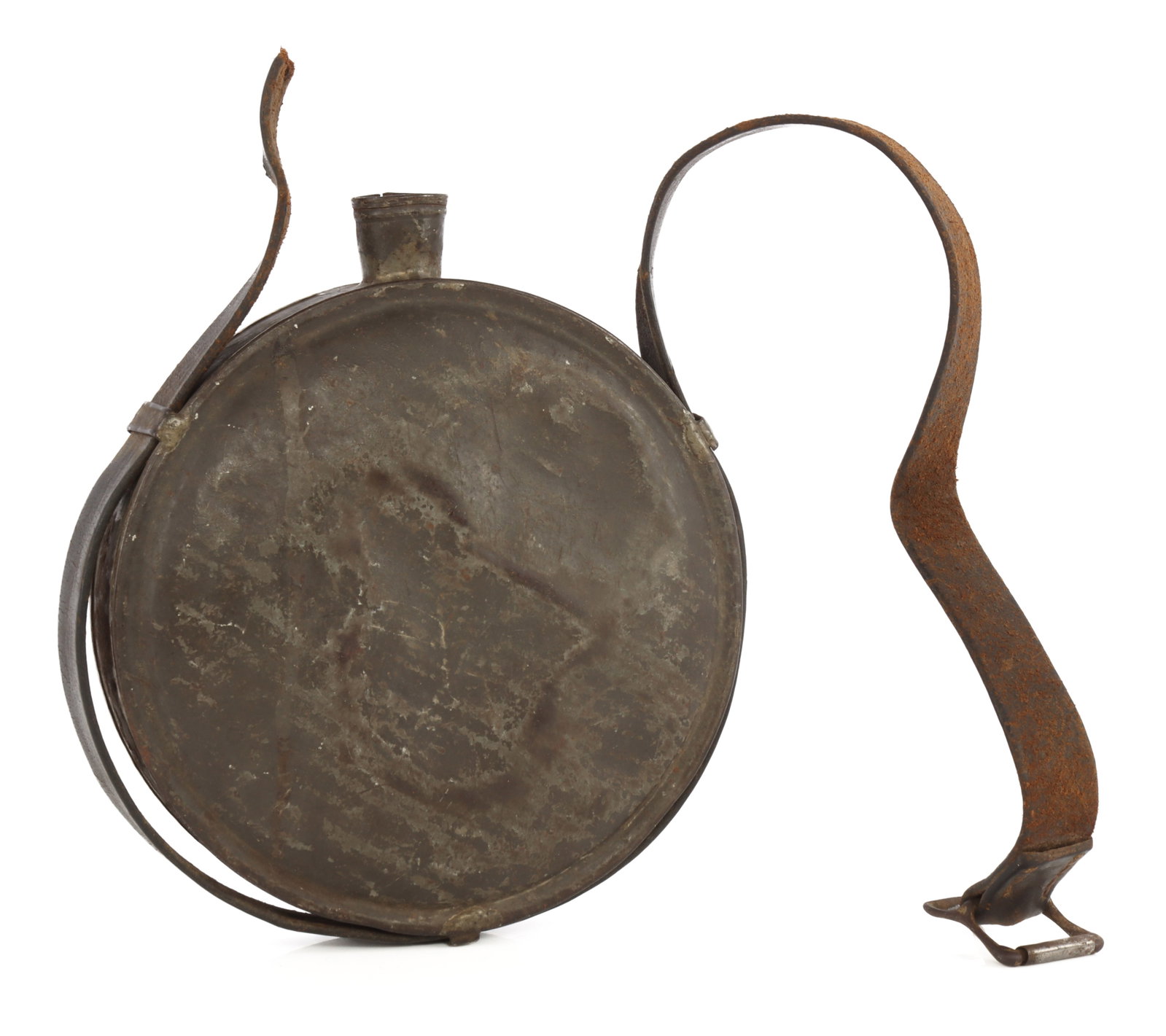 US CIVIL WAR TIN DRUM CANTEEN CONFEDERATE: A Confederate tin drum canteen from the United States Civil War. With leather strap. 7 inch diameter, 1.2 inch thickness. Very good, original condition. Origin: Civil War & Indian Wars