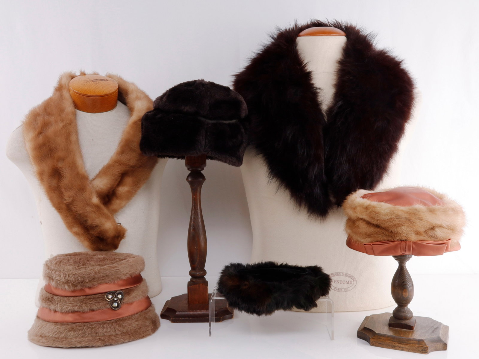 STOLL & LADIES FUR HAT LOT DECE VALERIE BRYANT: All very good original condition, large sized. 2 strolls and 4 hats.
