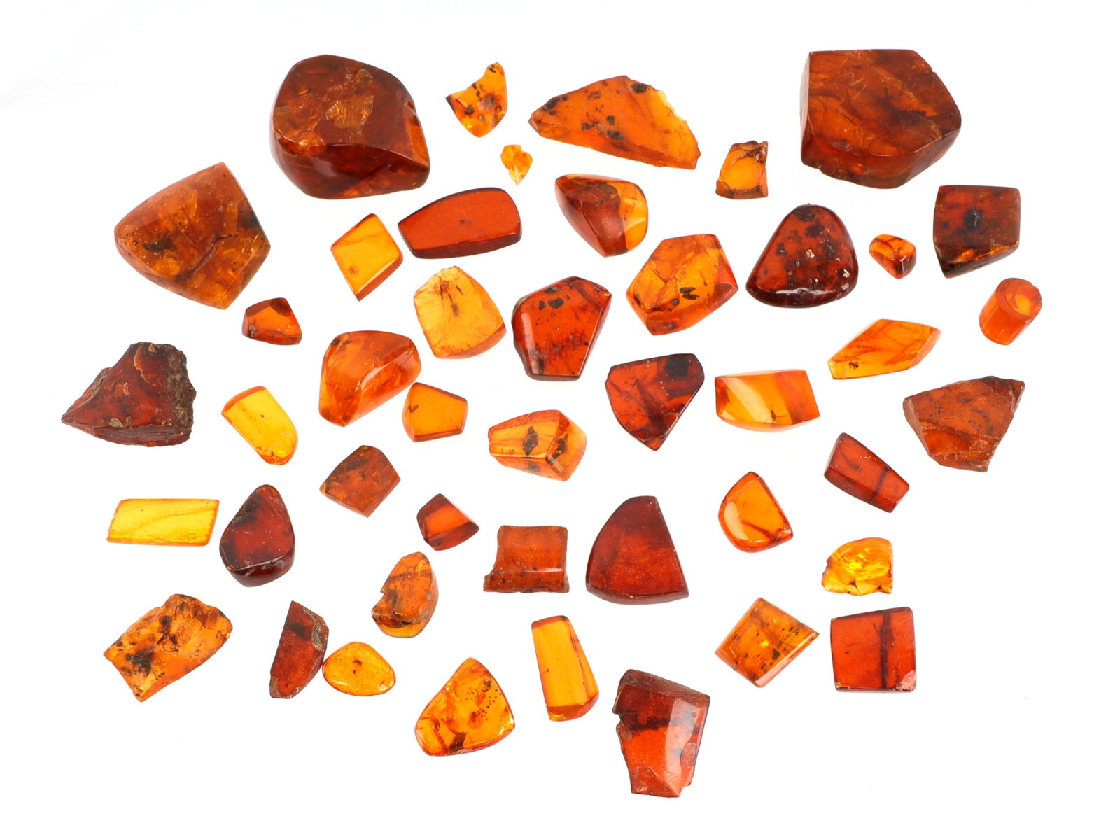 322 CARATS AMBER STONES POLISHED & UNPOLISHED: 322 carats of small amber stones, both polished and unpolished. The quality of these stones varies, from medium grade quality to top grade. Very good, original condition. This lot has a reserve.