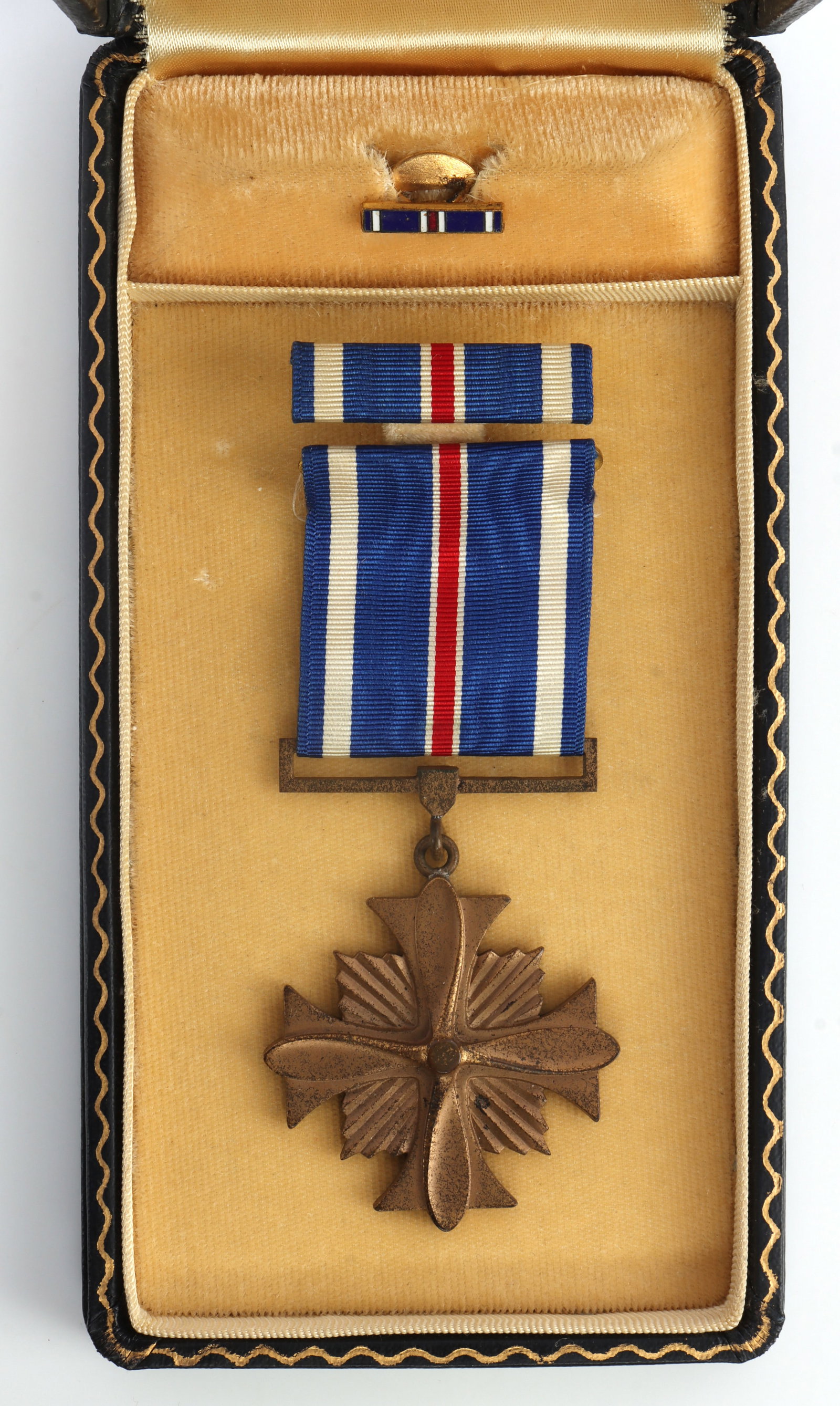 WWII US DISTINGUISHED FLYING CROSS CASED MEDAL: Cased DFC with ribbon bar and pin. Not personalized. Very good condition.