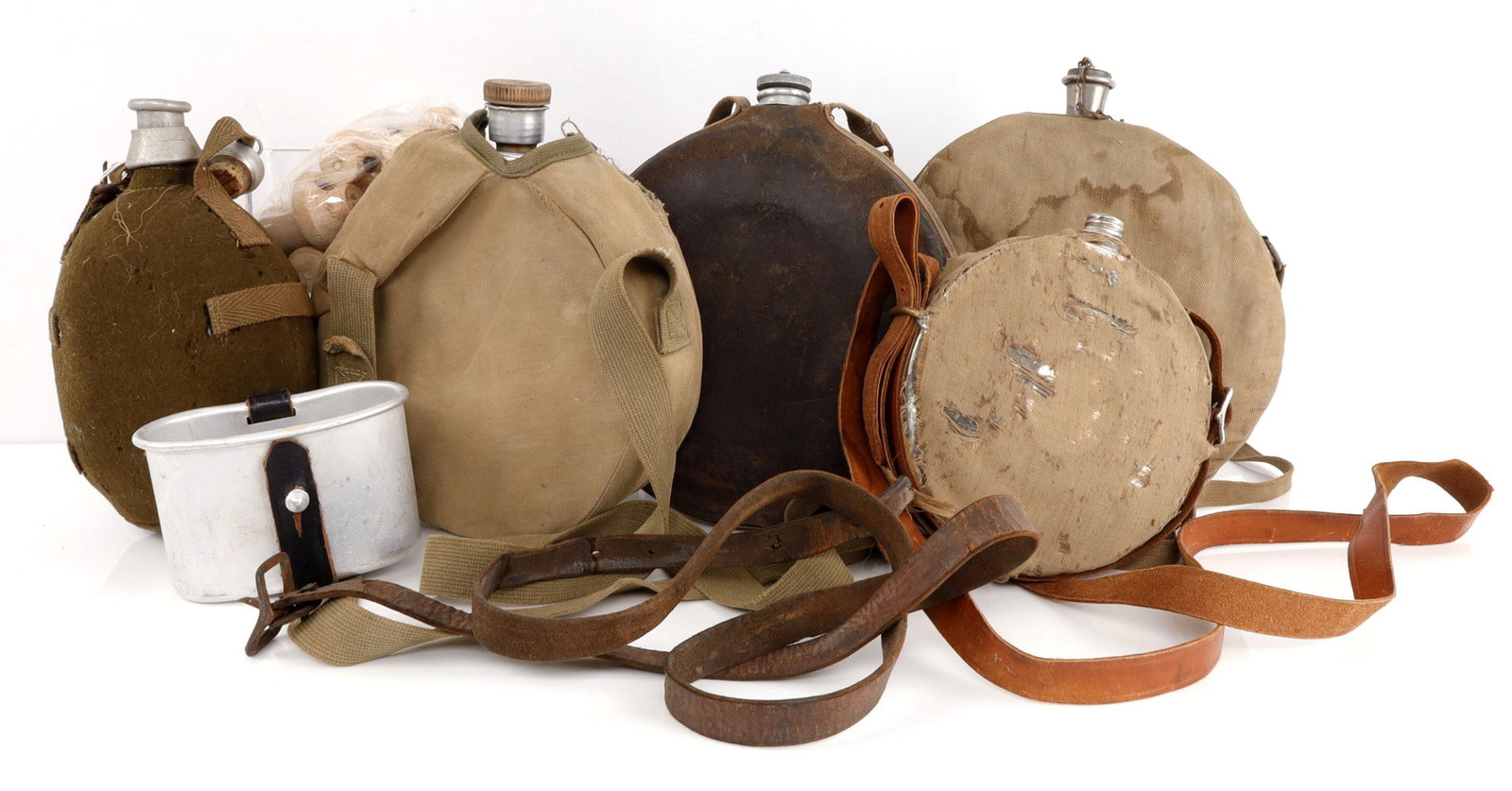 4 CIVIL WAR CANTEEN LOT UNION & CONFEDERATE: Confederate Copper canteen, no stopper, 1 Union canteen no cover and no stopper, the remaining 2 Union are complete.