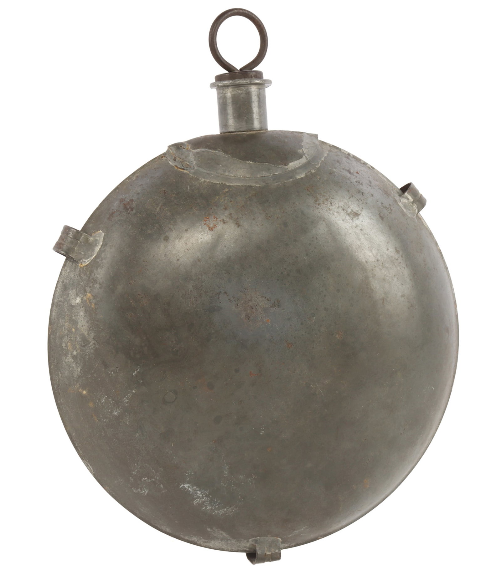 US CIVIL WAR SMOOTH SIDE CANTEEN: A smooth side canteen from the US Civil War. Three mounts, intact spout, intact stopper, and no strap. Likely Confederate. 7.5 inch diameter. Very good, original condition. Origin: Civil War & Indian 
