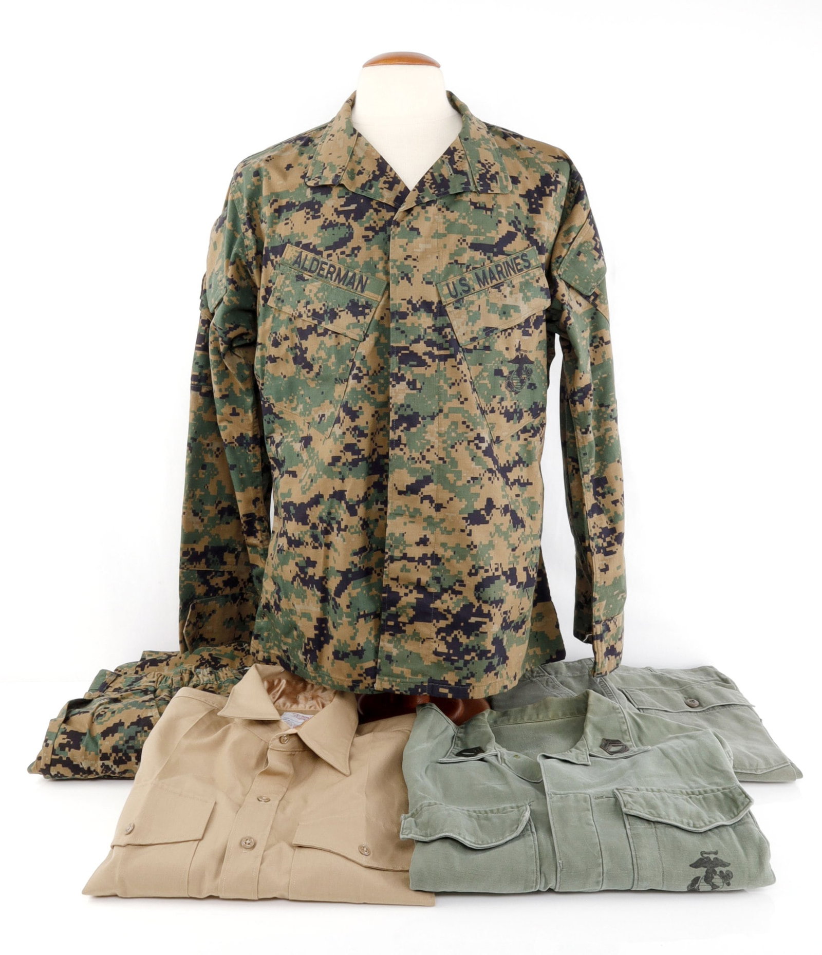 2 USMC MARINE FATIGUE UNIFORM LOT WOODLAND & 1953: The woodland is size Medium Regular, the 1953 is small, the Woodland is as new, 1953 has moderate wear. Both are good and original. Also USMC shirt size 17-36, in very good original condition