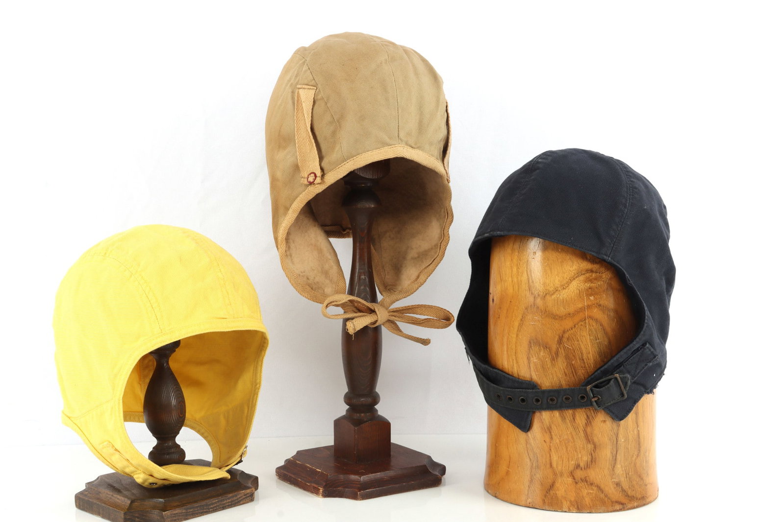WWII US NAVY US AAF CLOTH FLIGHT HELMETS LOT OF 3: Lot of three (3) pieces. Includes US Army Air Forces Type A-9 cloth flight helmet, US Navy blue foul weather cloth helmet and US Navy yellow Landing Signals Officer cloth helmet. Good condition.