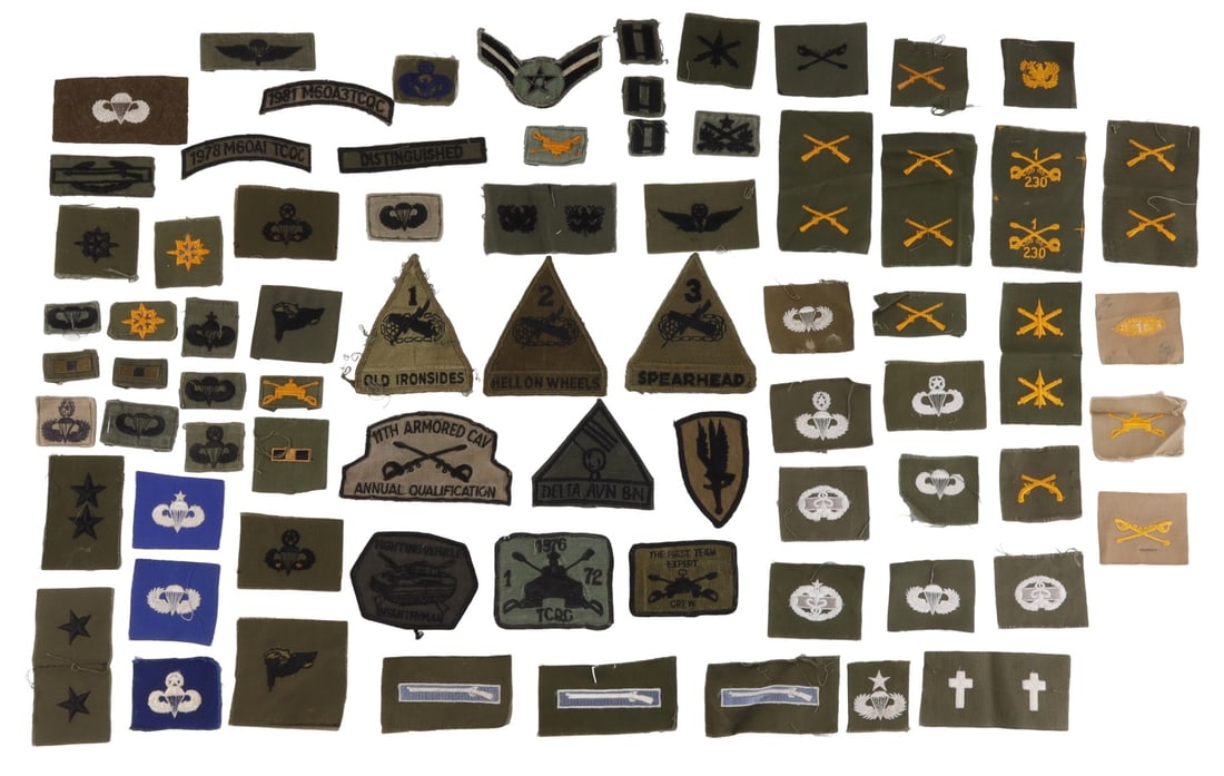 US MILITARY ASSORTED UNIT IDENTIFICATION PATCHES: A large number of US military patches. A good assortment, in very good, original condition.