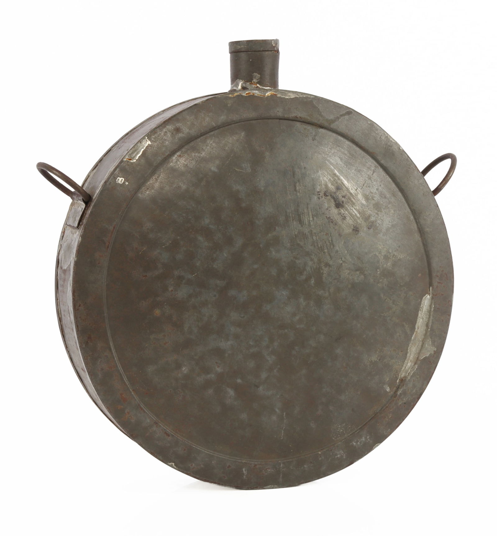 US CIVIL WAR SMOOTH SIDE DRUM CANTEEN: A smooth side drum canteen from the American Civil War. Unmarked. Two mounts, no stopper or strap. 6.6 inch diameter. Very good, original condition. Origin: Civil War & Indian Wars