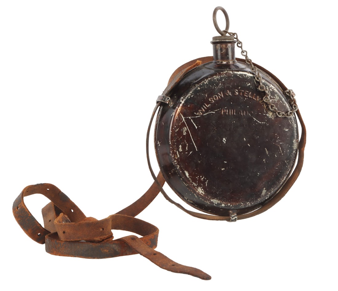 US INDIAN WARS UNIQUE SMOOTH SIDE CANTEEN: A smooth side canteen from the US Civil War. Likely Confederate. Slightly undersized for a Civil War canteen, with a unique construction. Field mounted jack chain with intact cork and remnant strap. B