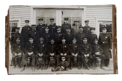 VINTAGE PHOTOGRAPH OF A POLICE SQUAD WITH CHILD