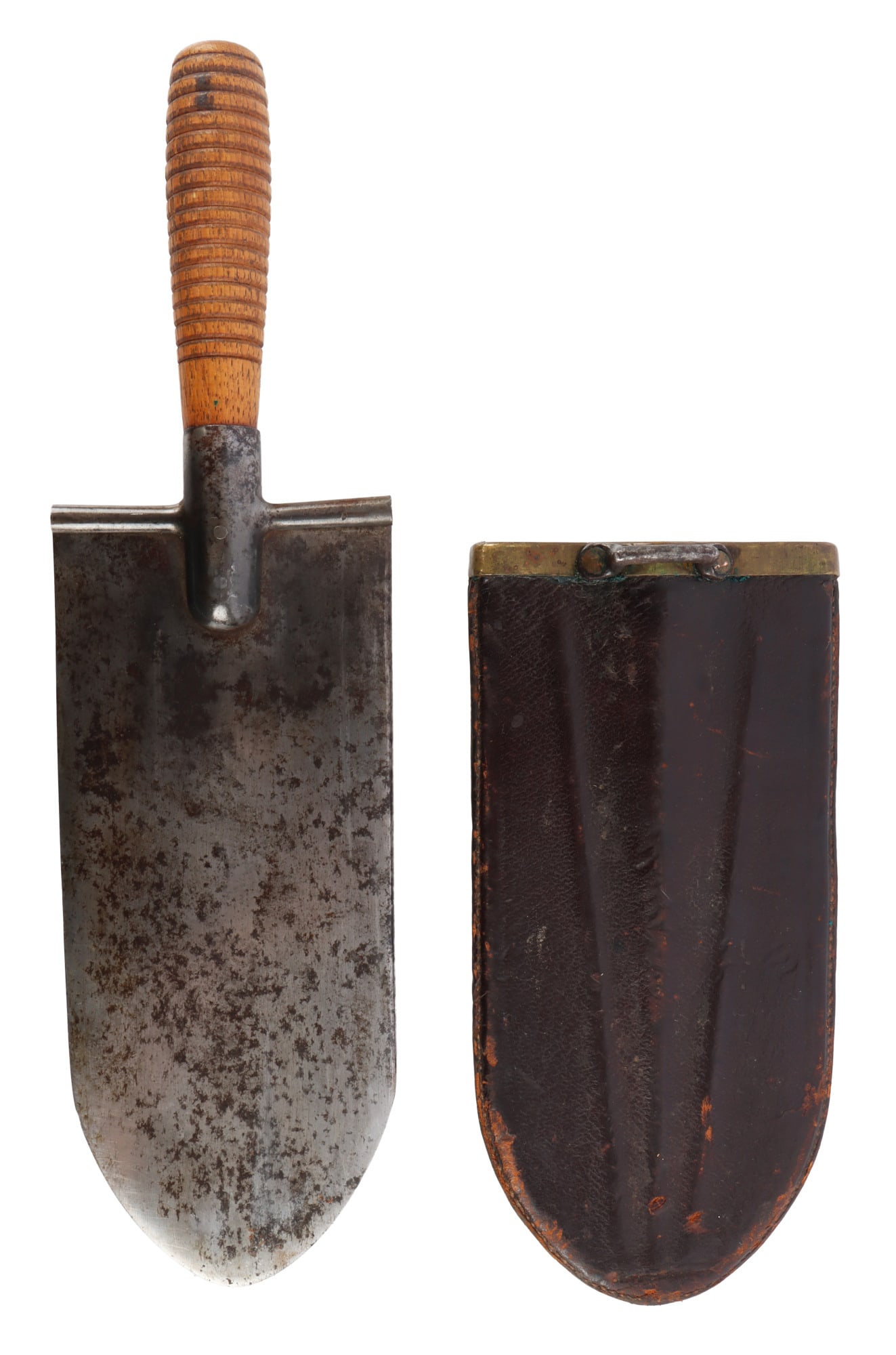 US INDIAN WARS CAVALRY MODEL 1873 ENTRENCHING TOOL: US Model 1873 entrenching tool with leather scabbard. Blade length 8 inches. Overall length 13.25 inches. Wood grip and scabbard both embossed "US." Very good condition.