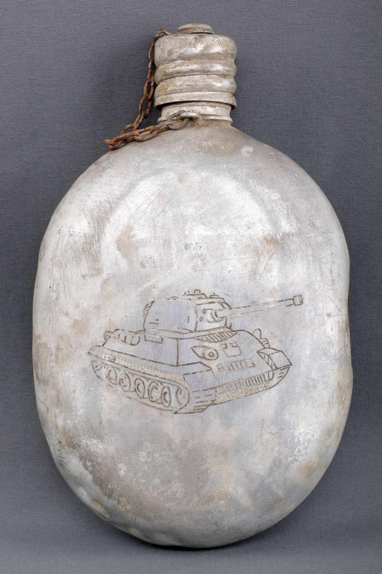 SOVIET UNION 1972 CANTEEN WITH TANK ETCHING: A Soviet canteen with an etching of a tank. Dated to 1972. Very good, original condition. Origin: Other