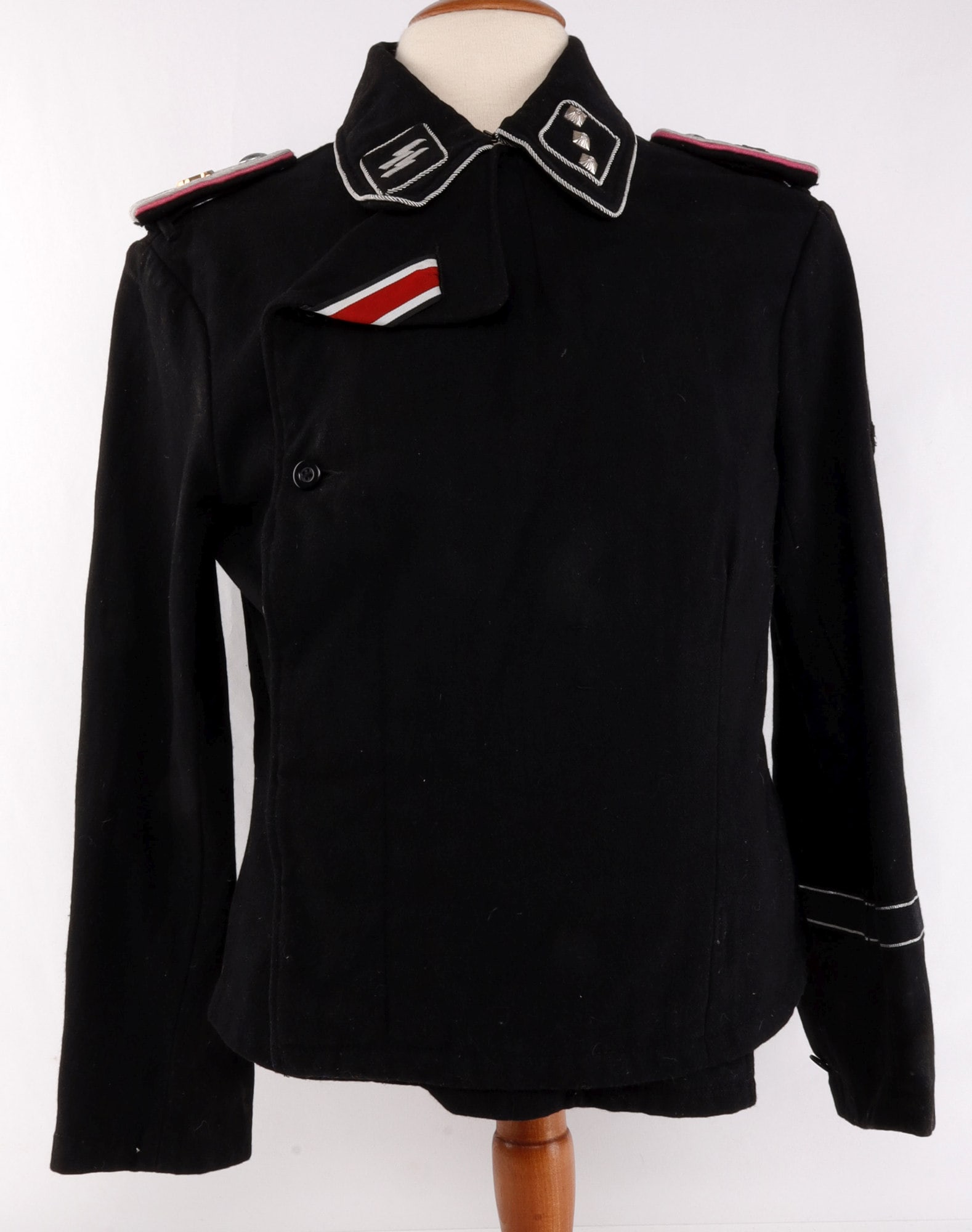 LEIBSTANDARTE SS-ADOLF HITLER WRAP WWII GERMAN: A wrap for the Waffen-SS Leibstandarte-SS Adolf Hitler (LSSAH). Tabs indicate rank of understurmfuhrer and association with a panzer unit. Uniform does partially fluoresce on the silver bullion and in