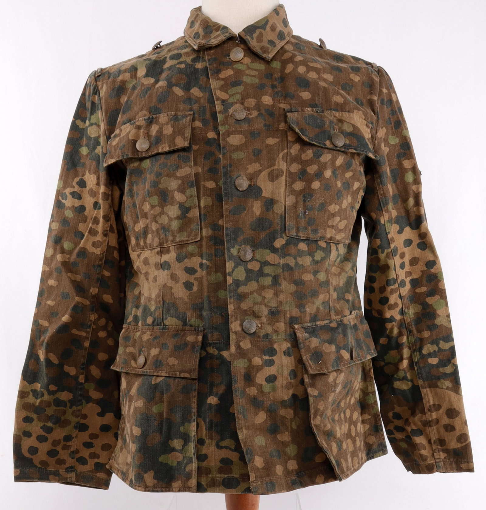 WAFFEN SS M44 DOT CAMO BLOUSE WWII GERMAN: Standard issue with pebbled buttons. Eagle patch on left arm. Size ink stamped 49 48 97 76 62 B40 internally. Buttons feature oxidation and jacket has some fading. Very good condition overall. Non-flu