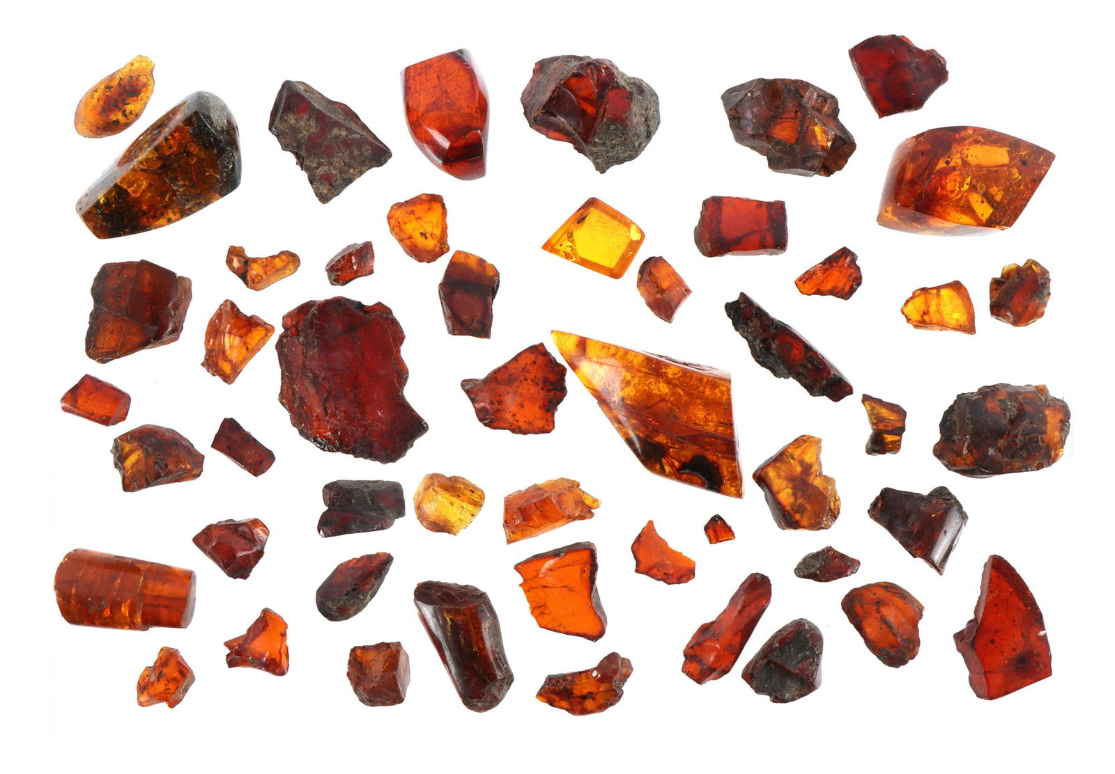 516 CARATS OF AMBER POLISHED & UNPOLISHED: 516 carats of uncut and cut, polished and unpolished amber. Medium quality, with some inclusions.