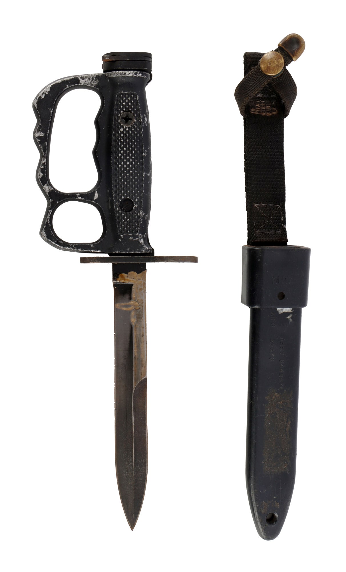 VIETNAM WAR US M10 BAYONET KNUCKLE DUSTER GRIP: A US M10 bayonet with knuckle duster grip. With scabbard. 6.75 inch blade, 5 inch handle. Very good, original condition.