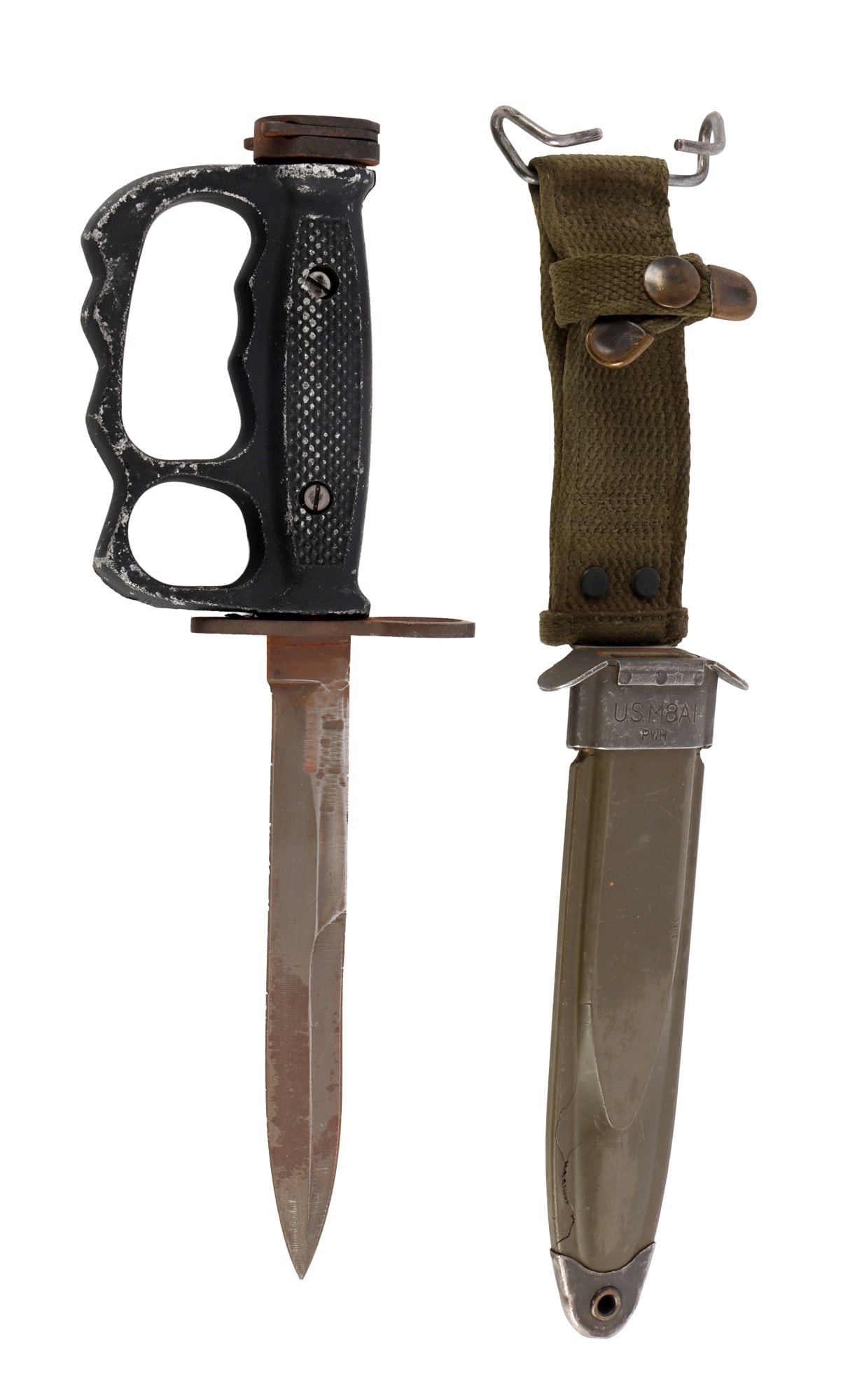 VIETNAM WAR US M8A1 BAYONET KNUCKLE DUSTER GRIP: A US M8A1 bayonet with knuckle duster grip. With scabbard. 6.75 inch blade, 5 inch handle. Very good, original condition.