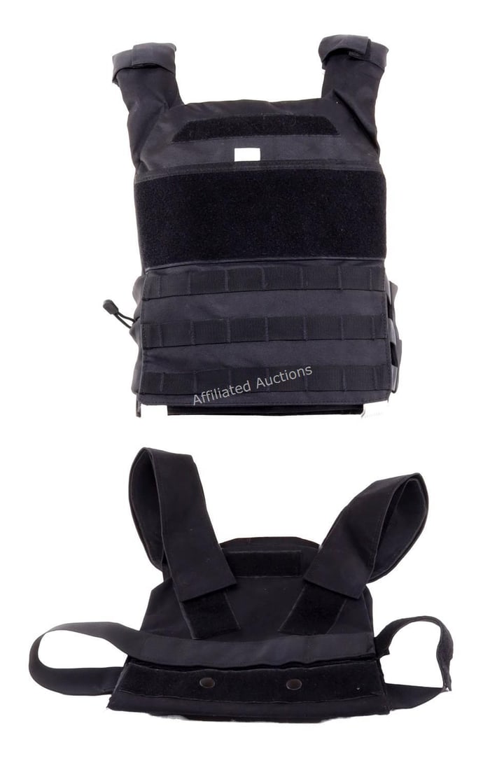 TACTICAL SCORPION GEAR LEVEL III BODY ARMOR KIT: Lightly used, like-new Size L-XL Tactical Scorpion Gear body armor kit. Includes two (front & back) NIJ Level III 8x10 curved spall ballistic plates, two 8x10 trauma pads, Tactical Scorpion Gear Cordu