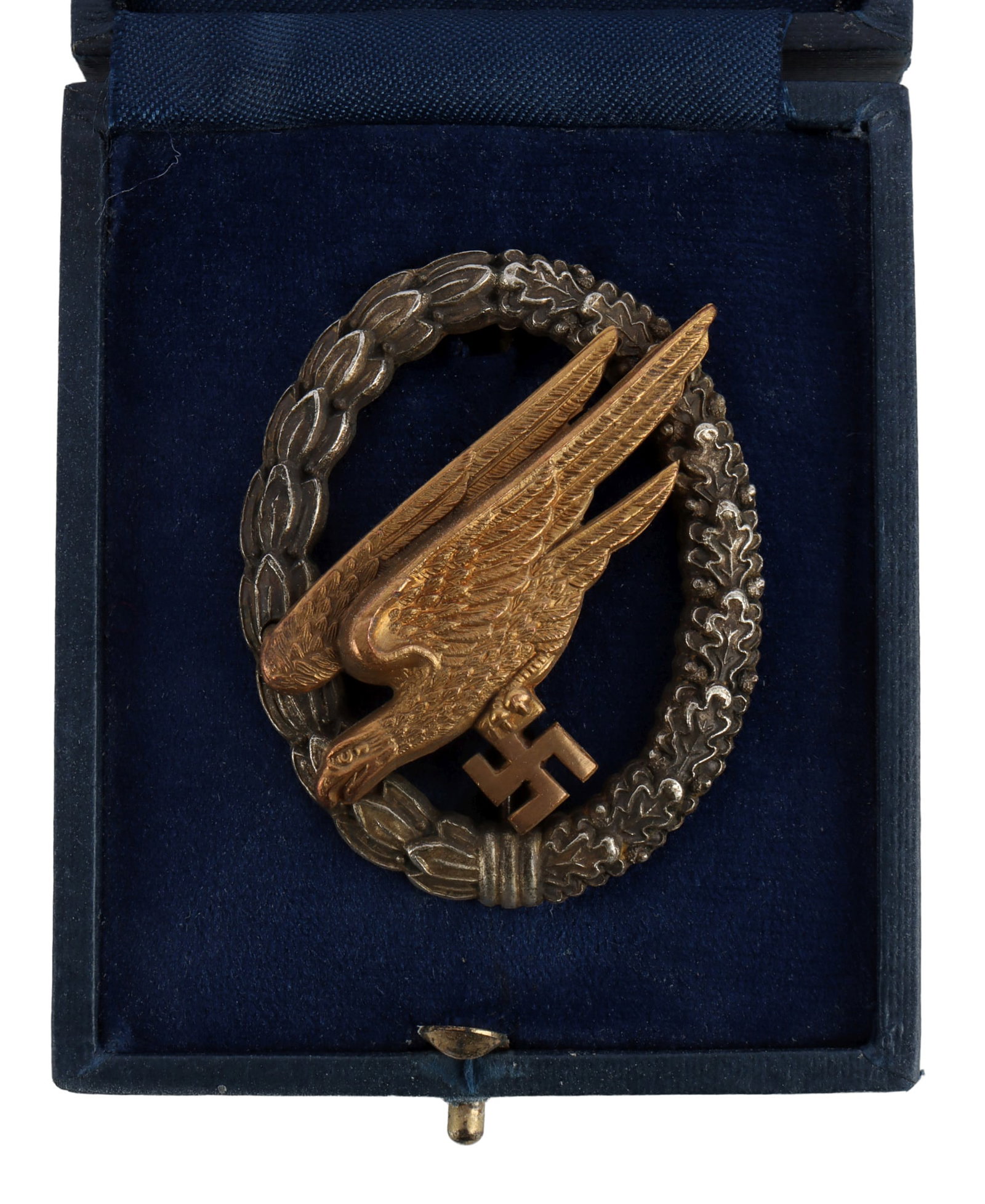 LUFTWAFFE PARATROOPER BADGE WWII GERMAN: Oak and laurel leaf wreathe Mid war zinc type badge. C.E. Juncker make. Comes in blue case. It measures 2 inches. Very good condition. This lot has a reserve.