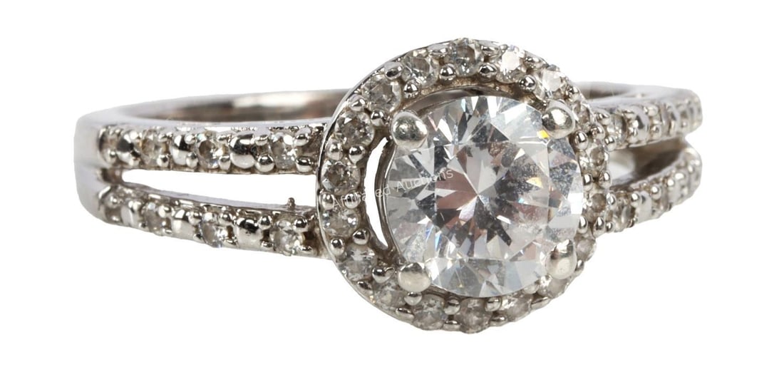 .925 SILVER RING WITH DIAMONIQUE STONE: A silver ring with large central diamonique stone. Size 7. Very good, original condition. This lot has a reserve.