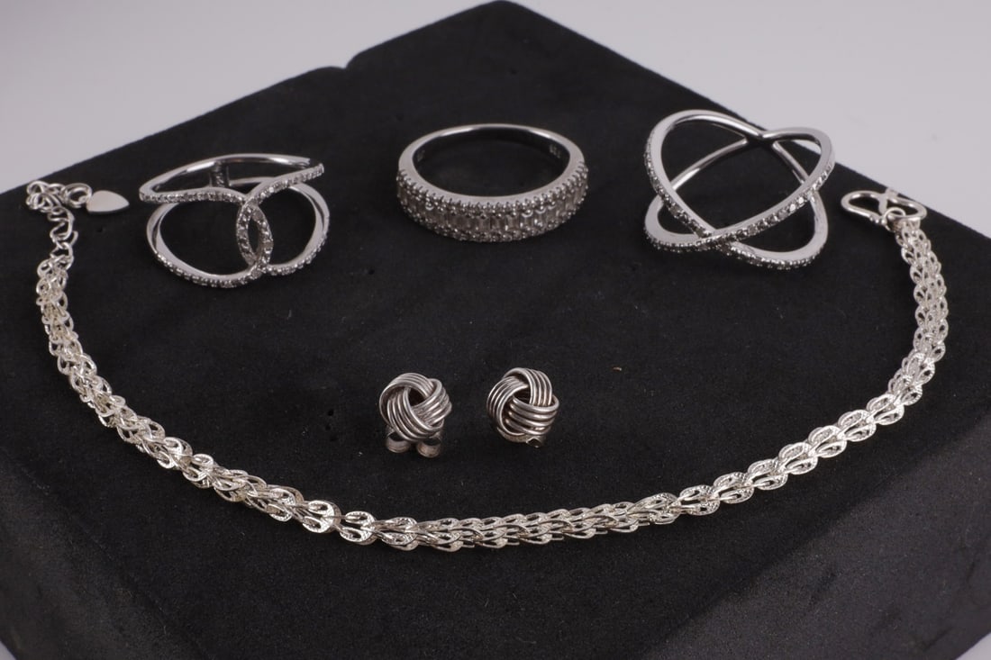 STERLING SILVER JEWELRY RINGS BRACELET EARRINGS: Set of 5 sterling silver jewelry pieces. Includes three rings( sized 6.5,7,8) earrings and fancy linked bracelet (7 inches). All in very good condition see photos for details. This lot has a reserve.