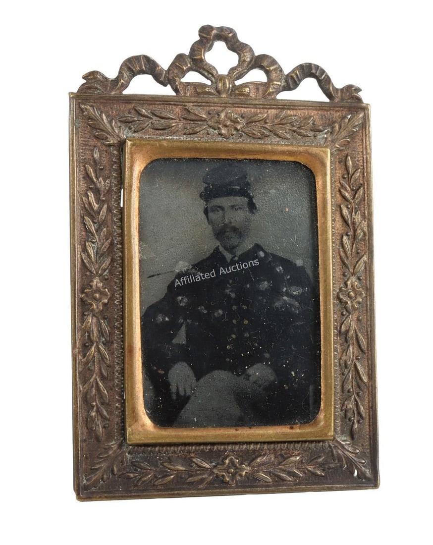 US CIVIL WAR TINTYPE PHOTO OF A UNION SOLDIER: A tintype photograph of a Union soldier, in a gild frame with gold accents on uniform. 2.25 X 3.1 inches. Very good, original condition.
