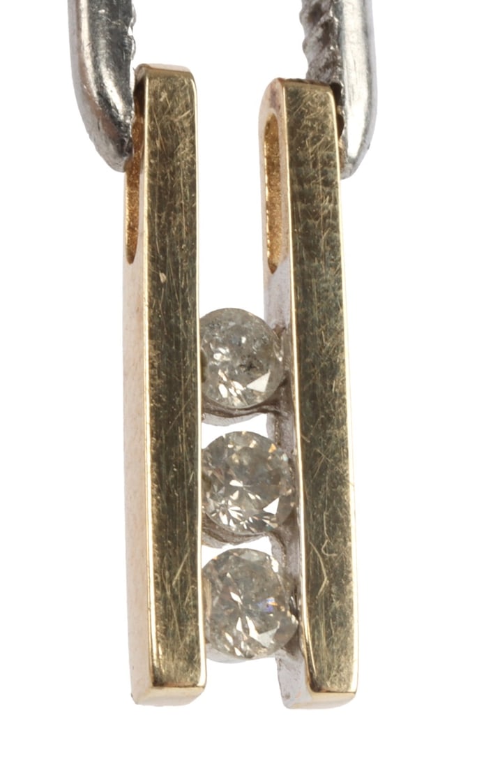 10KT YELLOW GOLD DIAMOND PENDANT: 10KT three stone diamond pendent. Diamonds are 1/4 TW. Stamped on Pendent 10kt DM-JB. Size 11/16 x 3/16 x 1/8 inches (16.52 X 5.42 X 2.45 mm) This lot has a reserve.