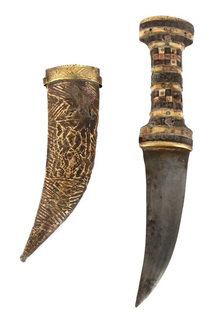 MAJDALI SHAM SYRIAN JAMBIYA DAGGER 1920S: Syrian Jambiya curved dagger with scabbard. Grip of bone and horn rings. Brass pommel and ferrule. Brass and wood scabbard. Blade length 4.5 inches. Overall length 8.75 inches. Good condition.