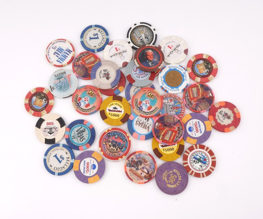 CASINO CHIP TOKEN VINTAGE 1970S 1990S LOT OF 30+: Lot of more than 30 obsolete poker chips. Includes Las Vegas 2x Thunderbird 1976 $5000, 2x Marina Hotel Las Vegas 1990 $5000, Castaways Las Vegas 1987 $5000, Landmark Las Vegas $5000, Excalibur $5 199