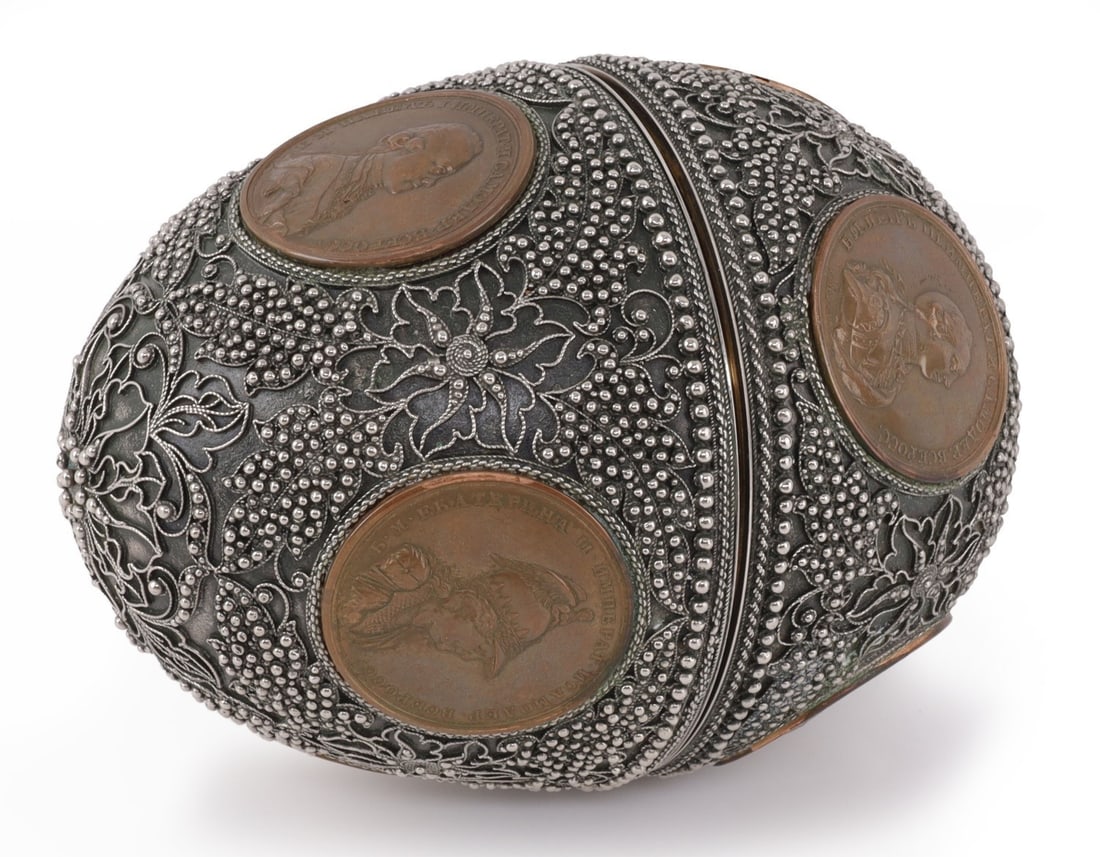 IMPERIAL RUSSIAN EGG CONTAINER WITH BRONZE MEDALS (1 of 10)