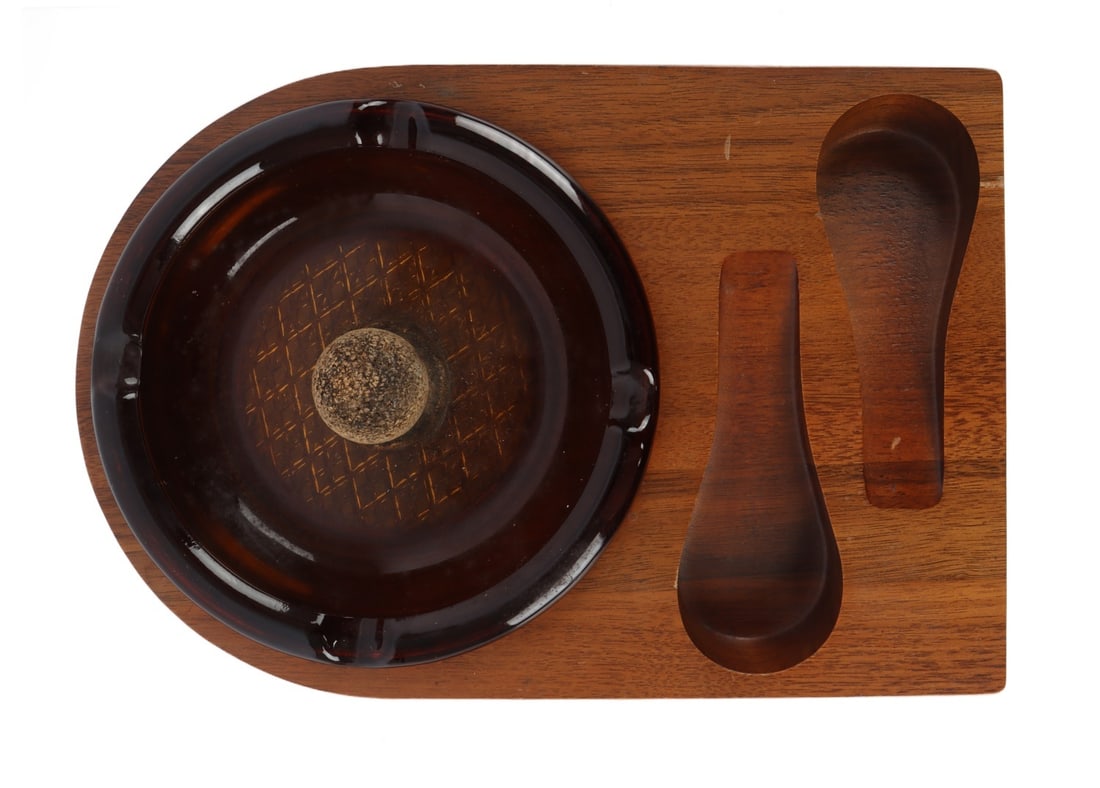 DECATUR INDUSTRIES 2 PLACE WALNUT PIPE STAND: Decatur Industries 2-place tobacco pipe stand with removable amber glass ash tray.
