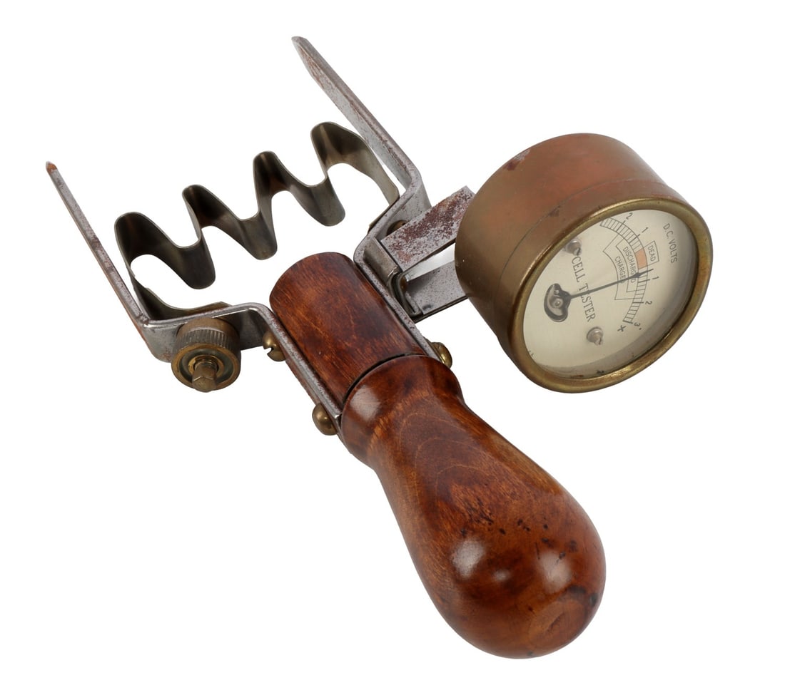 HOYT METER BATTERY CELL TESTER D.C. VOLTMETER: Vintage Hoyt Meter battery cell tester.