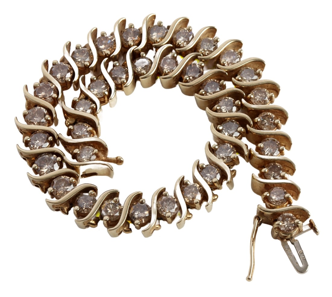 10KT YELLOW GOLD DIAMOND TENNIS BRACELET 9 TCW: 10KT yellow gold diamond tennis bracelet with classic S-shape design. Diamonds have a total carat weight of 9.5 with 38 diamonds at .23 ct each. Size 8 inches. This lot has a reserve.