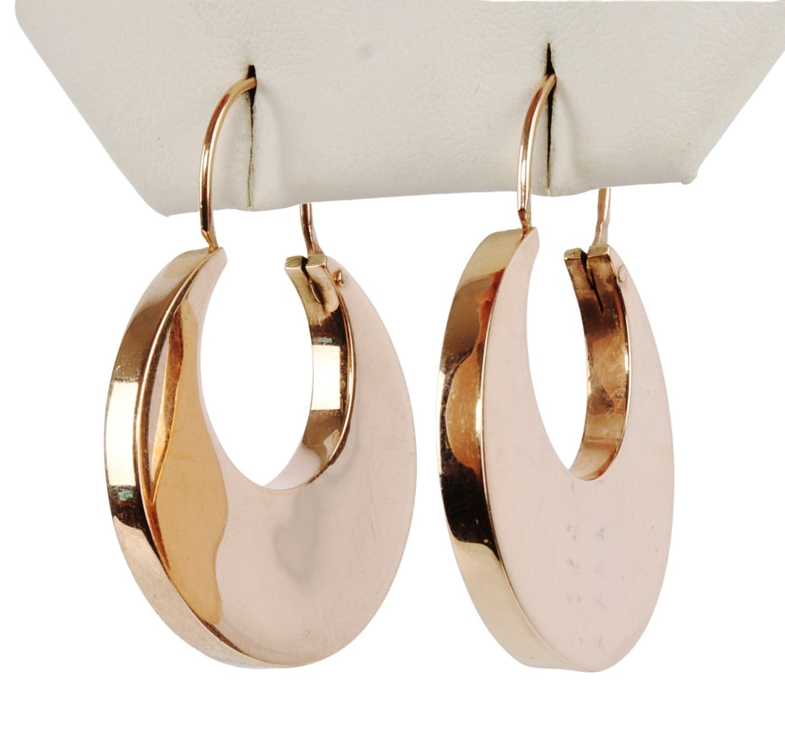 10KT YELLOW GOLD HOOP EARRINGS: 10KT yellow gold hoop earring. Size 1.61 X 1.23 X 0.13 inches . Unmarked acid tested for 10kt. This lot has a reserve.
