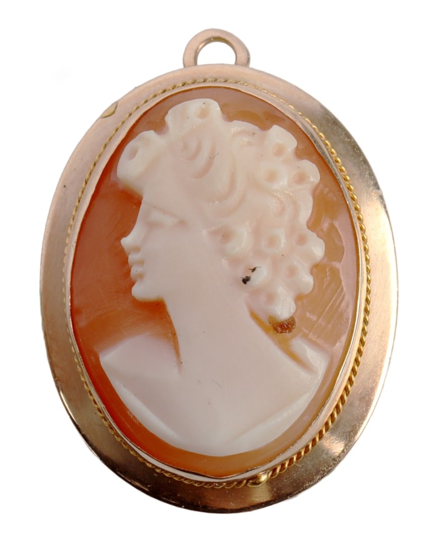 VINTAGE 14 KT GOLD HAND CARVED SHELL CAMEO PENDANT: Vintage 14kt yellow gold hand carved shell cameo made in Naples, Italy. Cameo shows a left facing women. Stamped "14kt Italy 331NA." Size 0.80 X 0.38 X 0.18 inches. This lot has a reserve.