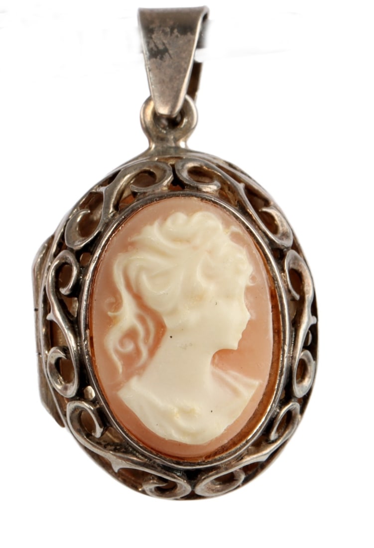 VINTAGE STERLING SILVER RIGHT FACING CAMEO LOCKET: 925 sterling silver right facing cameo locket. Stamped 925 on inside. Size 0.84 X 0.63 X 0.45 inches. This lot has a reserve.