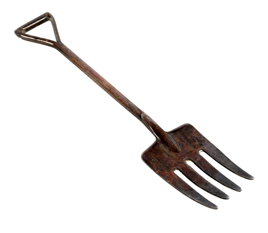 925 STERLING SILVER PITCHFORK BY FELMORE: Vintage sterling silver 925 baby pitchfork made by Felmore. Size: 4 inches long. This lot has a reserve.