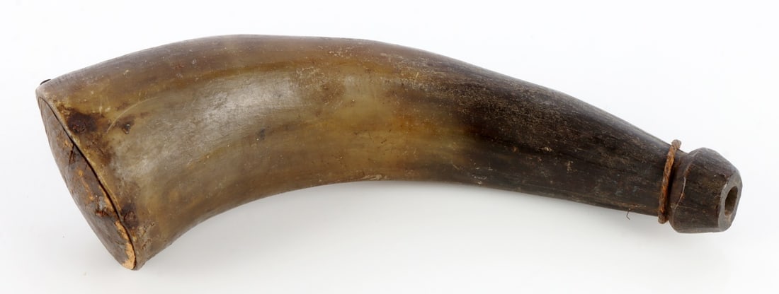 CARVED POWDER HORN ANTIQUE: A carved powder horn. No distinctive markings, likely buffalo. 7.4 inches along the curve.