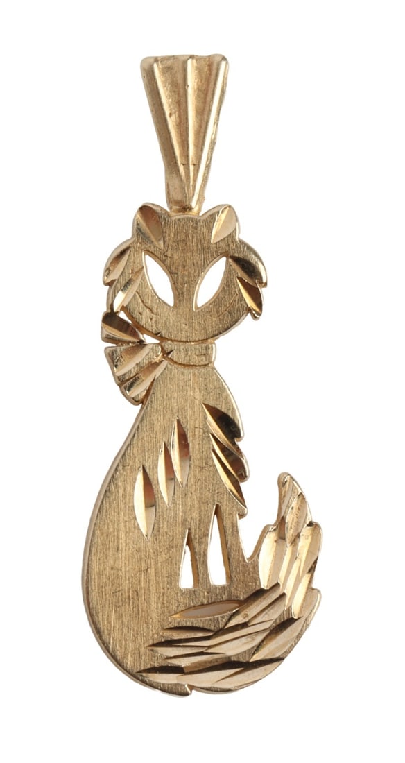 14KT YELLOW GOLD SIAMESE CAT PENDANT: 14kt yellow gold Siamese cat pendant by Michael Anthony Jewelers. Stamped with "Ma" hallmark. Stamped "14kt 85" on back. Measures 1.05 x 0.40 inches. This lot has a reserve.