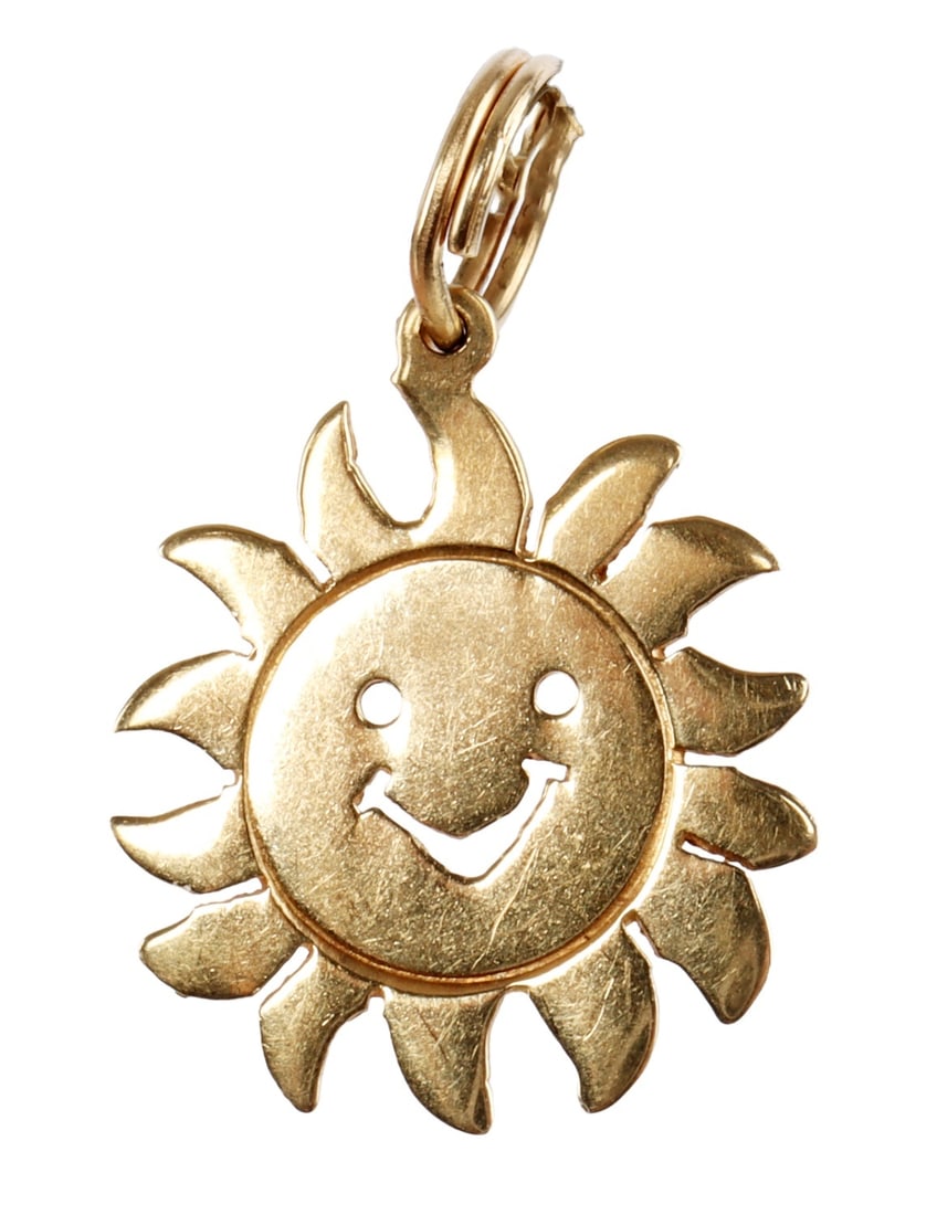 14KT YELLOW GOLD SMILING SUN CHARM OR PENDANT: 14kt yellow gold smiling sun charm or pendant. Stamped 14kt on back. Size 0.67 X 0.55 inches. This lot has a reserve.