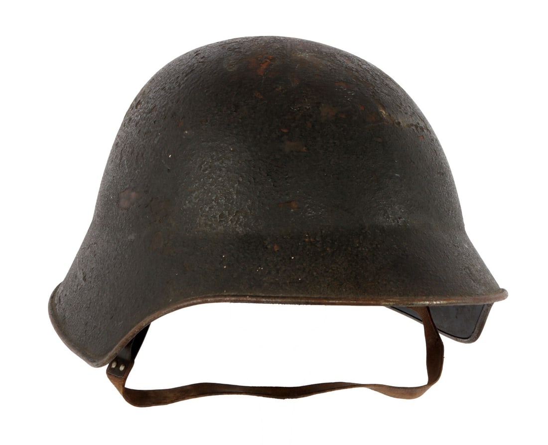 WWI SWISS MODEL 1918 STEEL COMBAT HELMET.: Swiss M18 steel combat helmet, modeled on the German M16 Stahlhelm. Size L. Complete, with liner and chinstrap. Horseshoe liner with three single tongue pad holders.