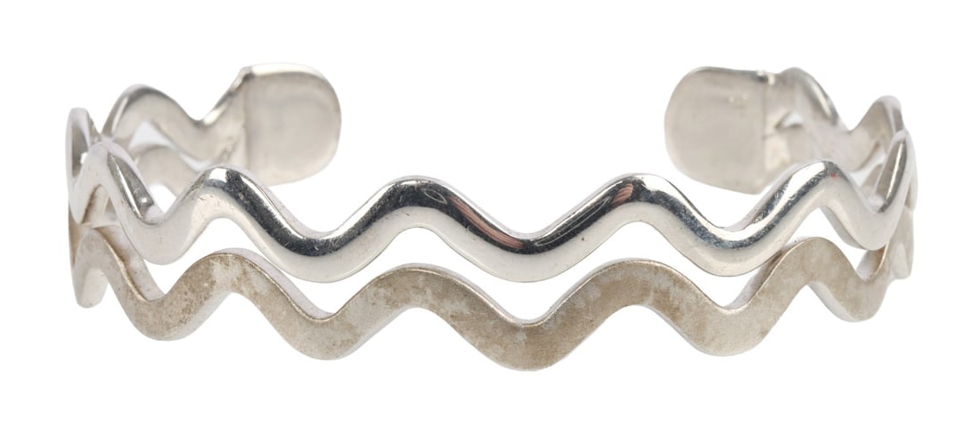 925 STERLING SILVER CUFF BRACELET TWO TONE: 925 sterling silver cuff with zigzag pattern in two tones matte and shine. Stamped "925" inside. This lot has a reserve.